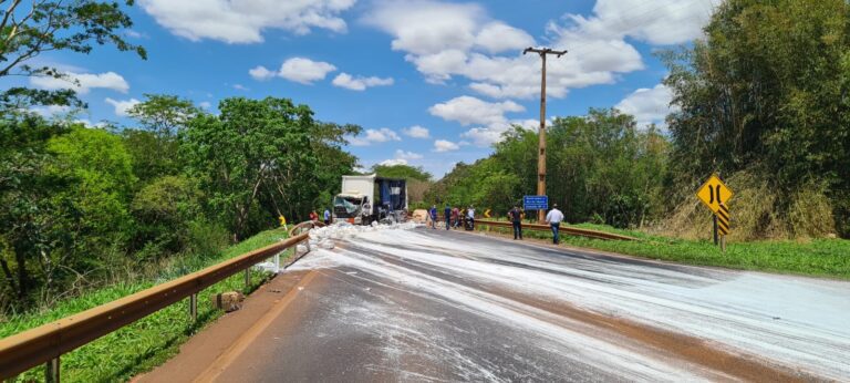 Carreta se envolve em acidente na Ponte do Rio Tijuco e interdita trânsito da BR-365