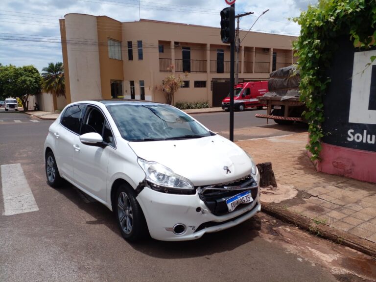 Após colisão de carro e moto, CBMMG resgata vítimas no Centro de Ituiutaba