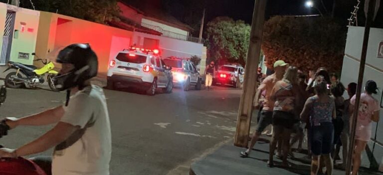 Após esfaquear esposa, marido crava faca no próprio peito, em Ituiutaba