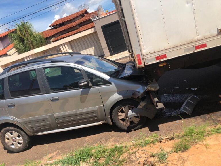 Mulher passa mal no volante e bate na traseira de caminhão no Bairro Platina