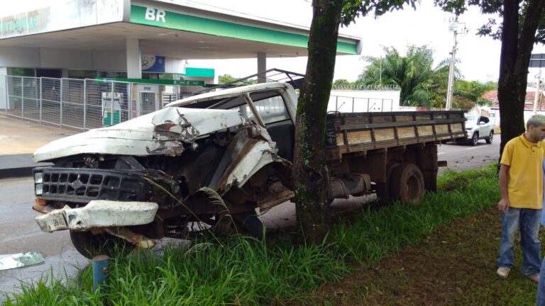 Condutor perde controle direcional e bate em 5 árvores no Bairro Alvorada