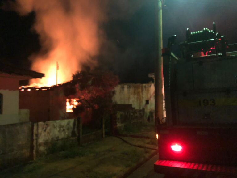 Residência em Ituiutaba pega fogo e Bombeiros são acionados