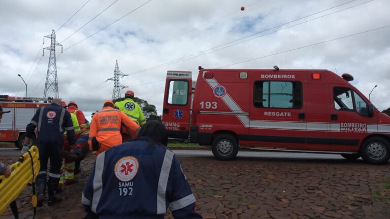 Três veículos se envolvem em grave acidente na BR-365, próximo ao trevo do Gardênia