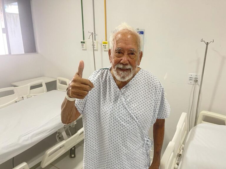 Homem de 121 anos, “Terror do INSS” vence dengue e ganha alta