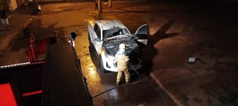 Bombeiros em Ituiutaba controlam ‘possível’ incêndio criminoso em veículo