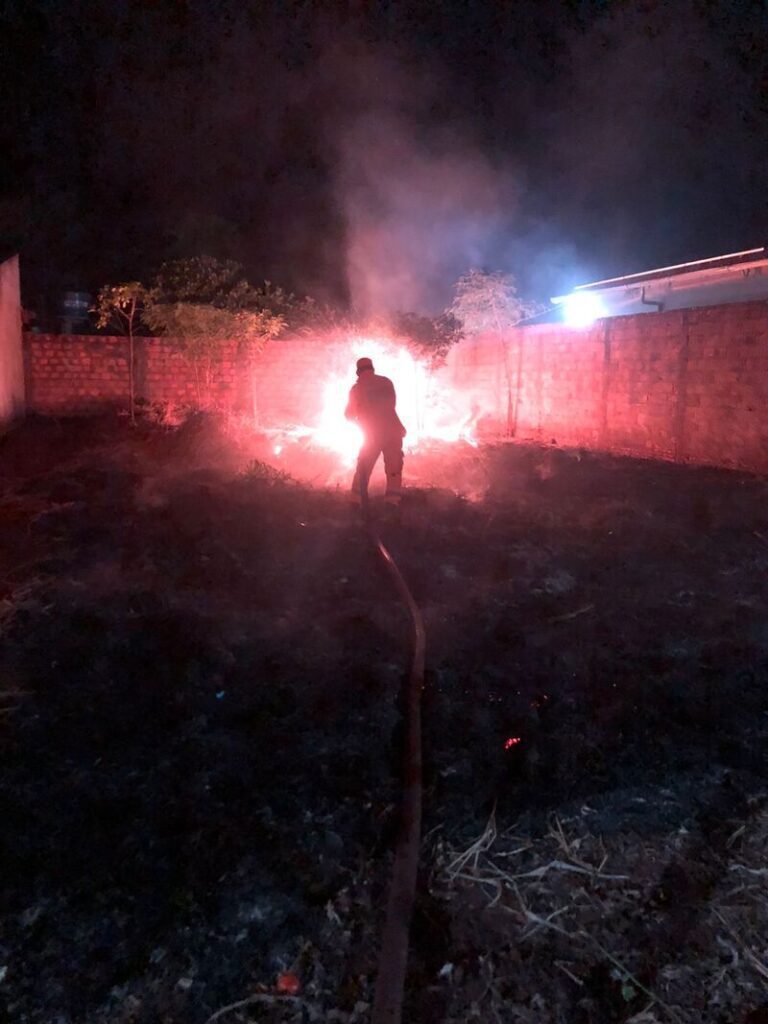 Incomodados com incêndio, vizinhos chamam Bombeiros no Universitário