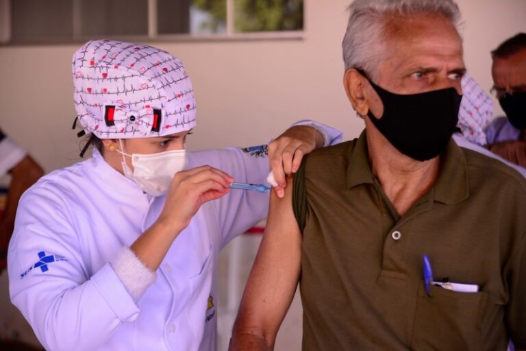 Minas aplicará a quarta dose da vacina contra covid-19 nos idosos acima de 70 anos