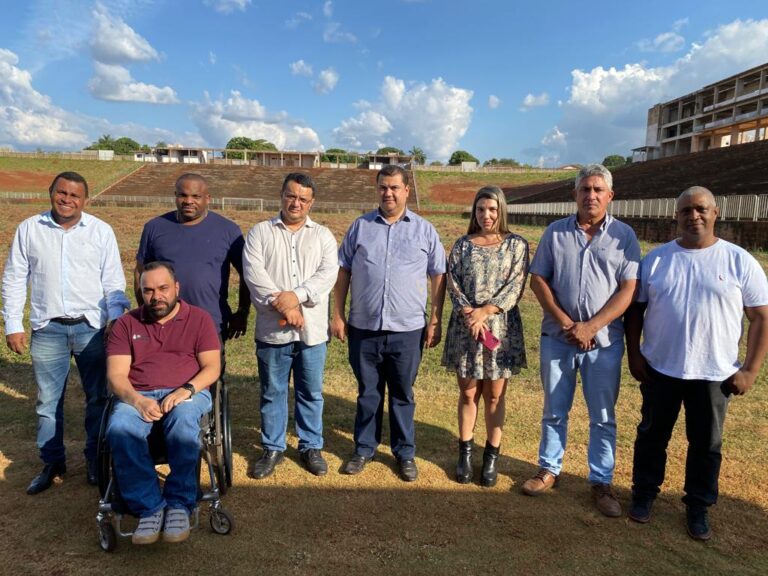 Vereadores de Ituiutaba fiscalizam obra do Estádio Municipal Júlia do Prado