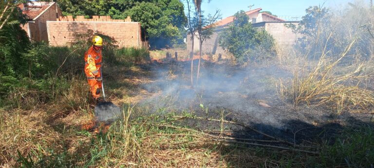 CBMMG combate incêndio em vegetação no Bairro Tupã, em Ituiutaba