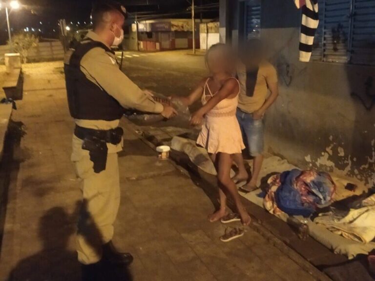 PM realiza entrega de cobertores e agasalhos para pessoas em situação de rua, em Ituiutaba