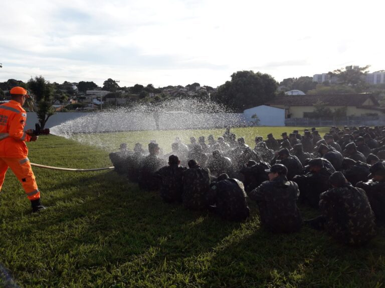 Atiradores do Tiro de Guerra recebem instrução no Corpo de Bombeiros