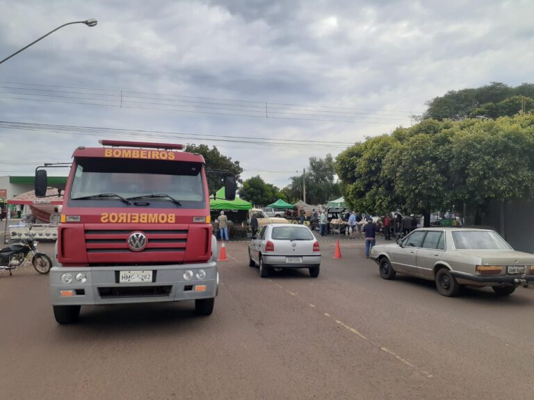 Bombeiros realizam atividade de prevenção de acidentes, em Ituiutaba.