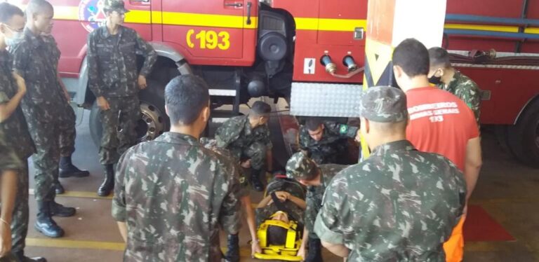 CBMMG ministra treinamento para os atiradores do Tiro de Guerra 11-002