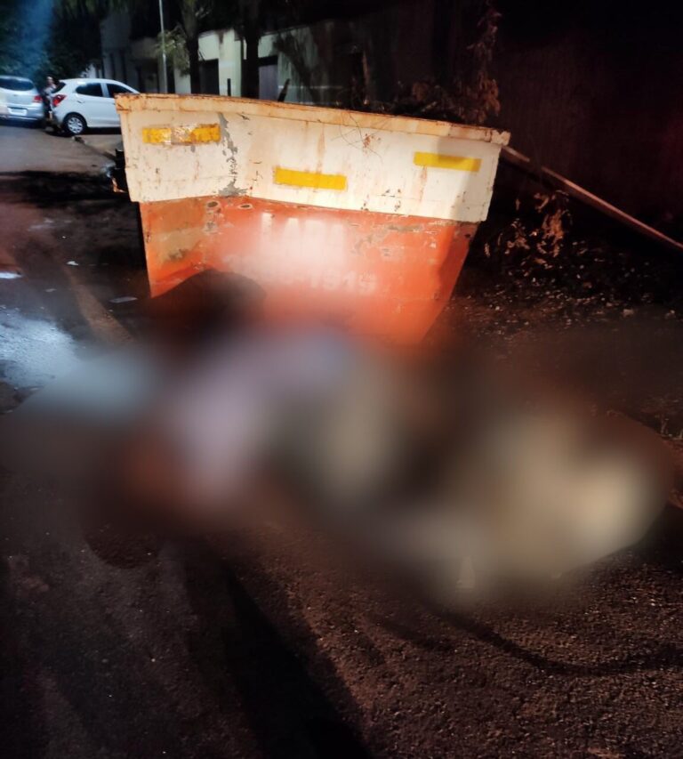 Motociclista fica gravemente ferido após bater contra caçamba, no Bairro Natal