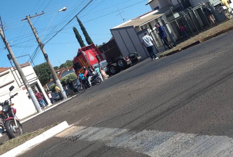 Motociclista tem mão esmagada por caminhão durante acidente no Centro de Ituiutaba