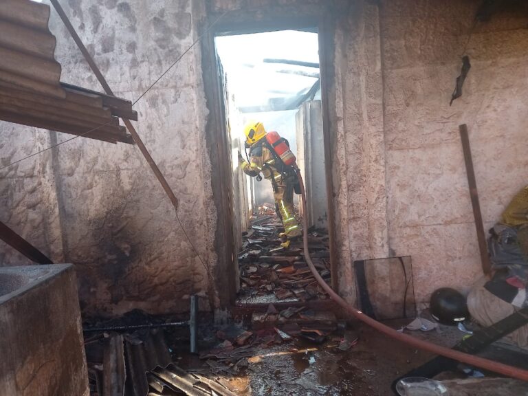 CBMMG combate incêndio criminoso em residência no Bairro Jerônimo Mendonça