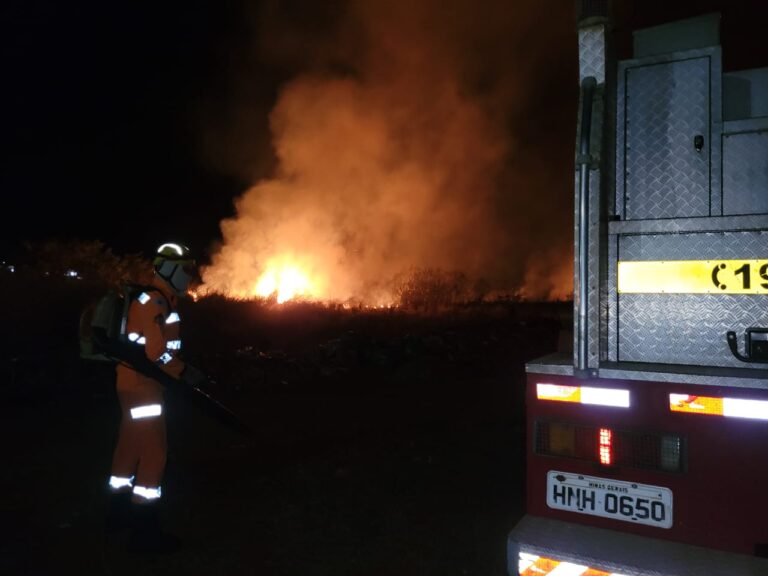 CBMMG combate incêndio próximo ao IFTM, em Ituiutaba (MG)