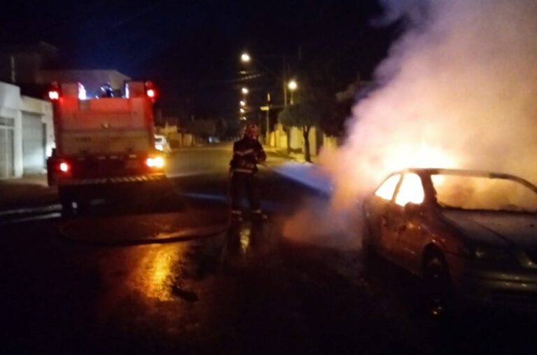 Dois carros são incendiados no Centro de Ituiutaba, diz testemunha