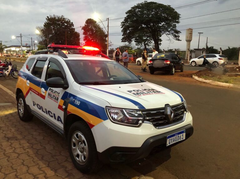 Acidente de trânsito envolvendo carro e moto é registrado no Bairro Alvorada