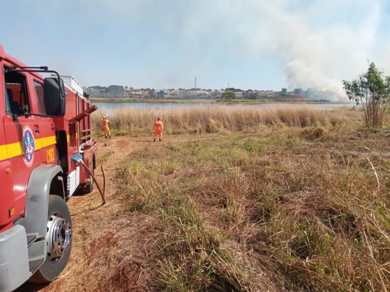 CBMMG combate incêndio criminoso na represa do Capão da Lagoa