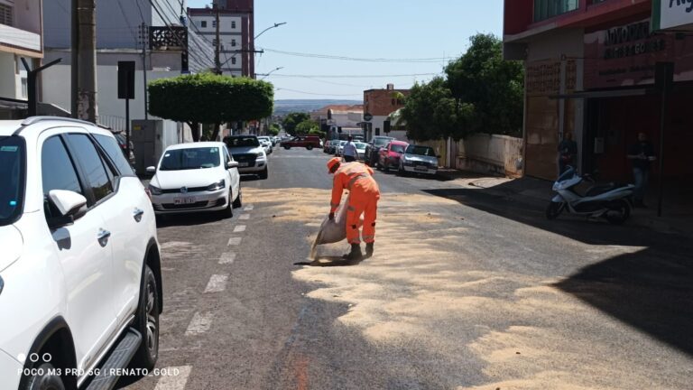 CBMMG é acionado no Centro de Ituiutaba após risco de derrapagem na rua