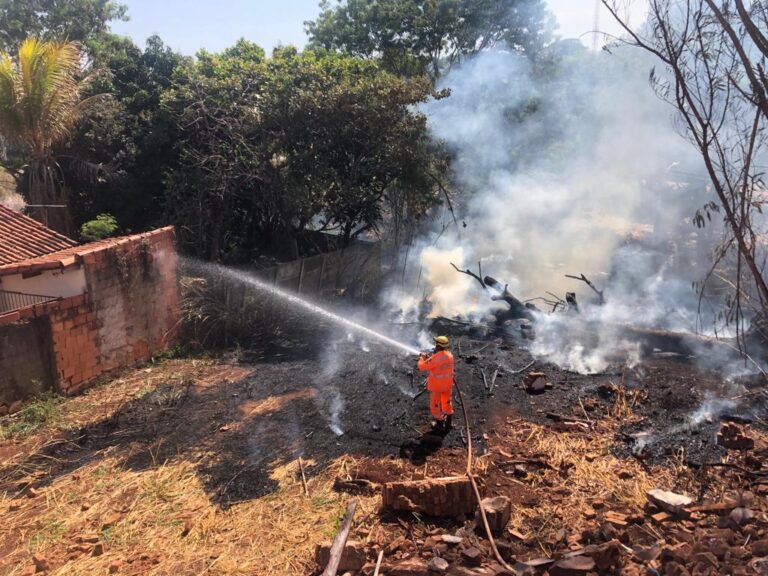CBMMG combate incêndio em vegetação que ameaçava atingir casa no Bairro Platina