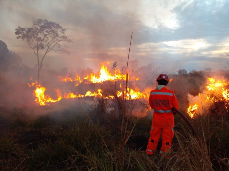 Final de semana de muito trabalho no combate a incêndios em Ituiutaba
