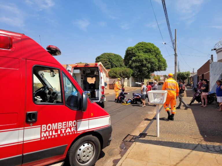 Carro desvia de caçamba e provoca acidente com motociclista no Bairro Platina