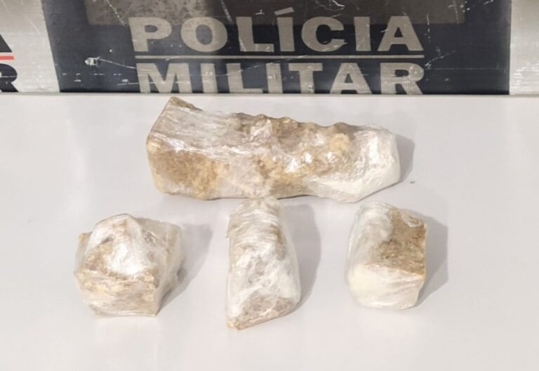PM apreende aproximadamente 300 gramas de crack, em Santa Vitória (MG)