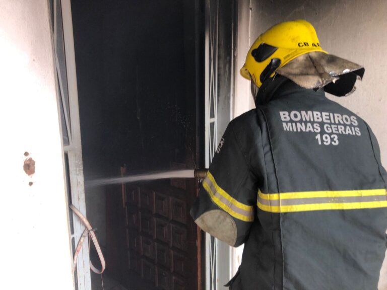 CBMMG combate incêndio em residência no Bairro Maria Vilela