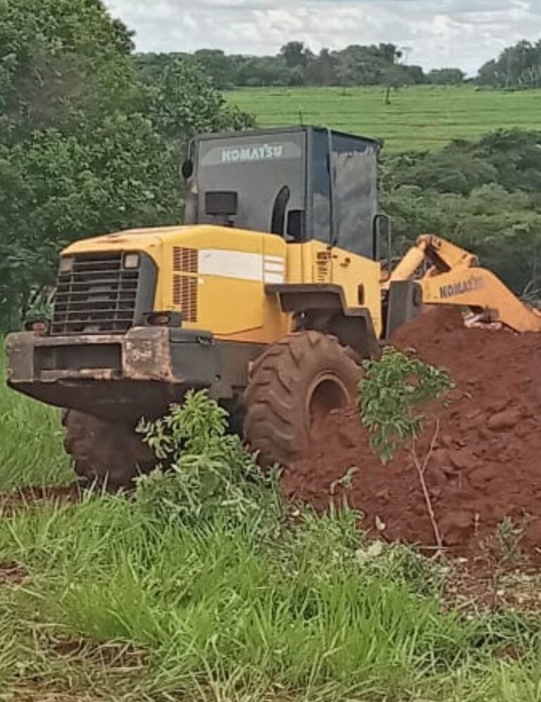 Pá carregadeira furtada é localizada no meio do mato na divisa de município de Prata e Ituiutaba