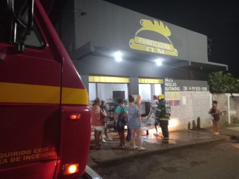 Padaria pega fogo na Rua Álvares Maciel, em Ituiutaba (MG)