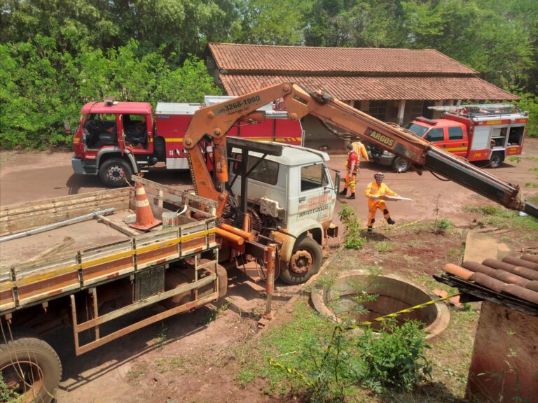 Cavalo é resgatado pelo CBMMG de cisterna de 12 metros de profundidade no Distrito Industrial de Ituiutaba
