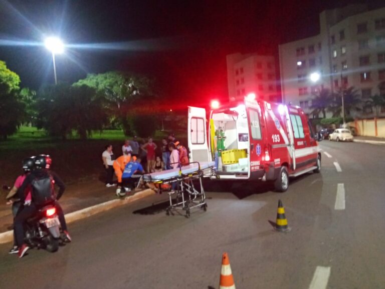 Mulher fica machucada após moto perder o freio na Praça dos Trabalhadores, em Ituiutaba