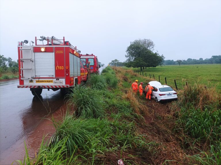 Mulher perde controle de carro e sai da pista na BR-154, em Ituiutaba (MG)