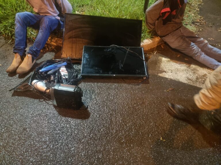 PM prende dois ladrões no Bairro Setor Sul e recupera materiais furtados