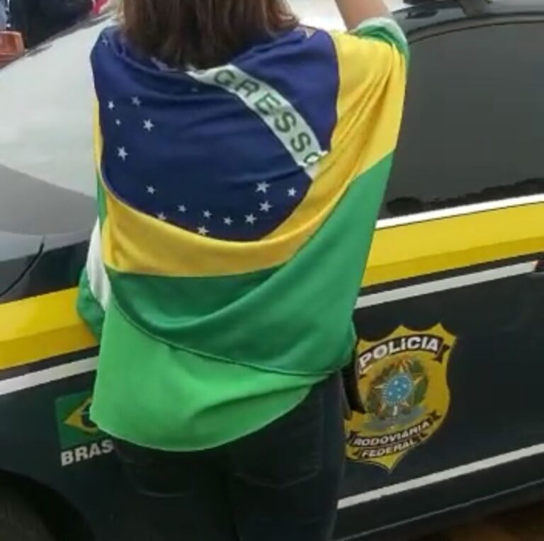 PRF tenta desobstruir bloqueio na BR-365 em Ituiutaba, mas manifestantes resistem