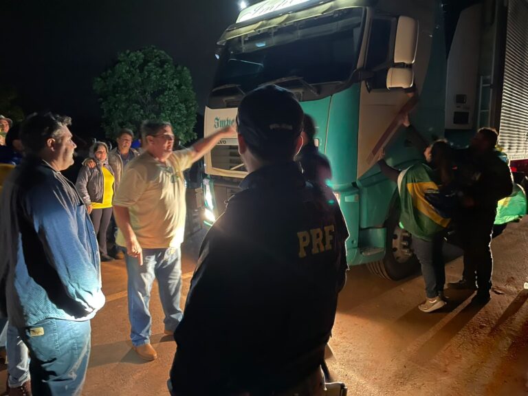 Motorista de carreta tenta furar bloqueio em Ituiutaba e ameaça manifestantes com faca