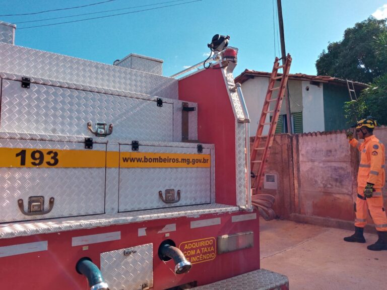 Casa começa a pegar fogo no Bairro Eldorado e CBMMG é acionado