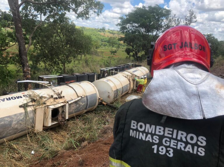 Carreta com 60 mil litros de etanol tomba entre Trevão e Prata (MG)