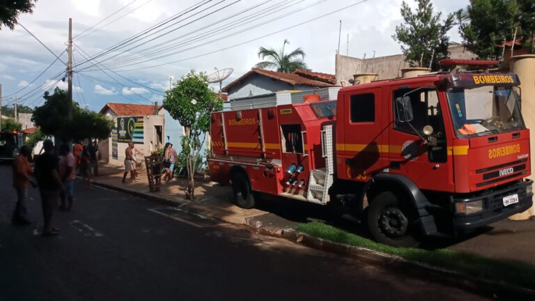 Homem de 77 anos sofre mal súbito em cima de telhado de casa, em Ituiutaba