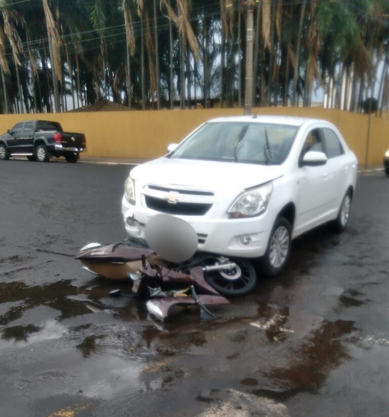 Mulher fica ferida em Ituiutaba durante colisão entre carro e moto