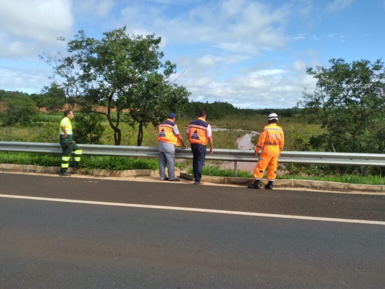 CBMMG e Defesa Civil vistoriam represa em Santa Vitória (MG)