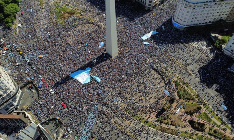 Argentinos tomam ruas para celebrar conquista do tri na Copa do Mundo