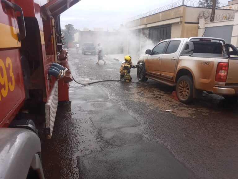 Fogo em caminhonete no Bairro Universitário é combatido pelo CBMMG