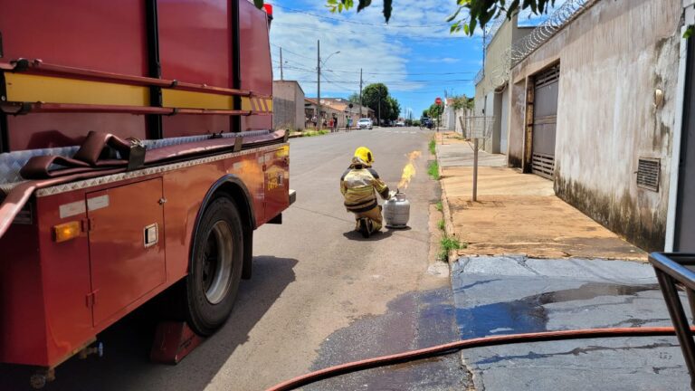 Botijão de gás pega fogo em residência no Bairro São José, em Ituiutaba