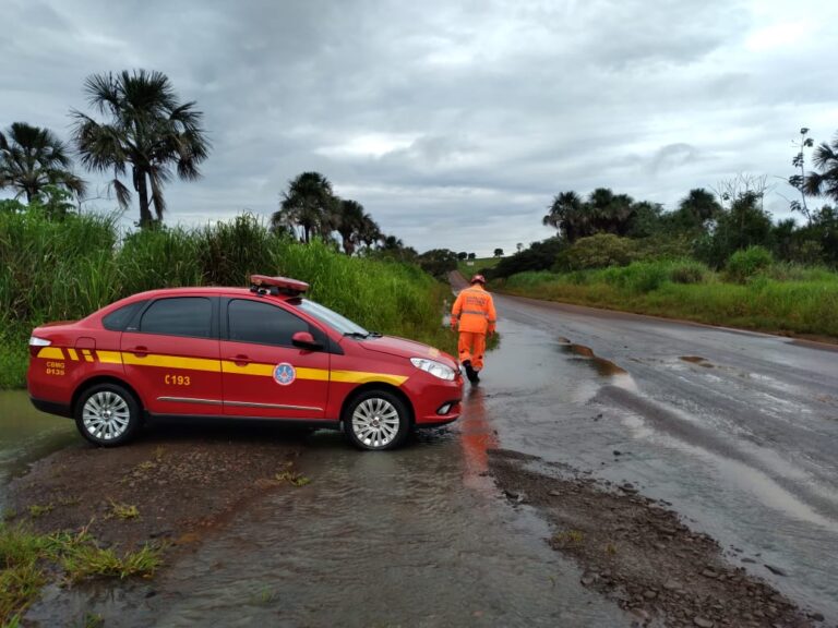 CBMMG faz vistoria em trecho da MGC-154 entre Ituiutaba à Capinópolis com risco de alagamento
