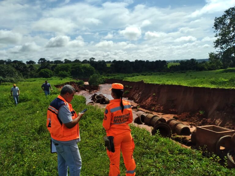 CBBMG e Defesa Civil vistoriam área de erosão em Santa Vitória