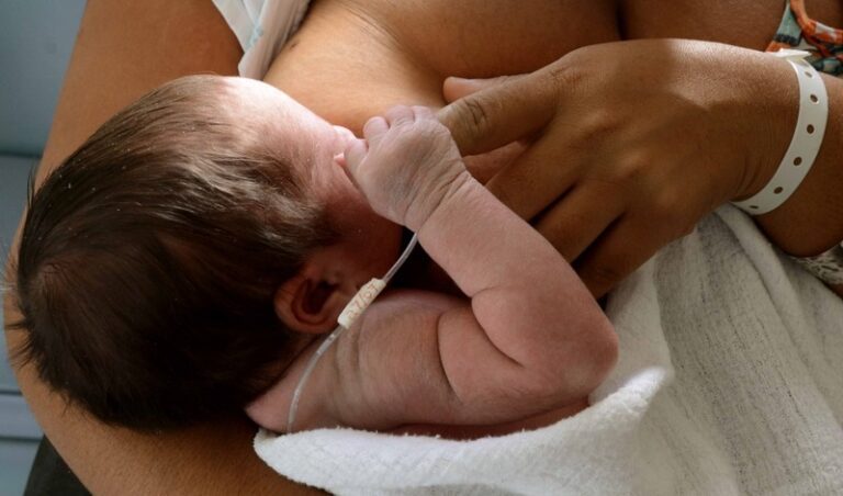 Bebês prematuros necessitam, com urgência, de doação de leite humano