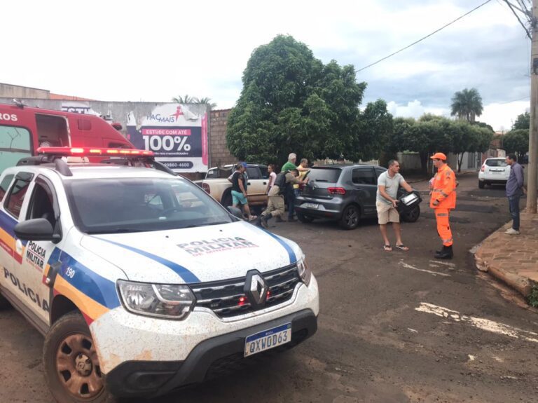 Colisão entre veículos deixa mulher ferida no centro de Ituiutaba
